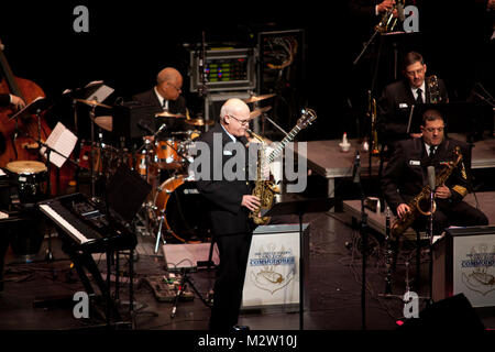 120121-N-AI329-001 Fairfax, VA (21 gennaio 2012) -Chief Musician Stephen H. Williams assoli con la Commodores come parte del 2012 Navy Band sassofono Simposio sul campus della George Mason University. Gli Stati Uniti La banda della marina militare in Washington è la Marina permiere organizzazione musicale ed esegue i concerti pubblici e cerimonie militari in la maggiore area di Washington e oltre. (U.S. Foto di Marina dal musicista First-Class Jeremy Buckler/RILASCIATO) 120121-N-AI329-001 dalla Marina degli Stati Uniti Band Foto Stock