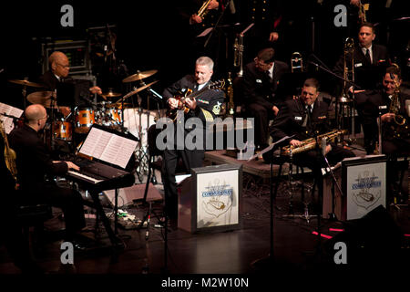 120121-N-AI329-054 Fairfax, VA (21 gennaio 2012) -Chief musicista David G. Malvaso assoli alla chitarra con la Commodores come parte del 2012 Navy Band sassofono Simposio sul campus della George Mason University. Gli Stati Uniti La banda della marina militare in Washington è la Marina permiere organizzazione musicale ed esegue i concerti pubblici e cerimonie militari in la maggiore area di Washington e oltre. (U.S. Foto di Marina dal musicista First-Class Jeremy Buckler/RILASCIATO) 120121-N-AI329-054 dalla Marina degli Stati Uniti Band Foto Stock