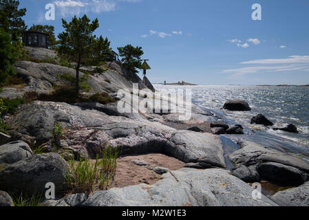 La Svezia, Sandhamn, spiaggia rocciosa dell'isola Foto Stock