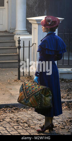 Mary Poppins ritorna (noto anche come Mary Poppins 2) è una imminente musical americano fantasy film diretto da Rob Marshall e scritto da David Magee. È il sequel del film 1964 Mary Poppins. Il film stelle Emily Blunt, Lin-Manuel Miranda, Meryl Streep, Ben Whishaw, Emily Mortimer, Pixie Davies, Joel Dawson, Natanaele Saleh, Julie Walters, Colin Firth e Angela Lansbury. Questa fotografia è per il solo uso editoriale ed è il copyright del film company e/o il fotografo assegnato dal film o società di produzione e può essere riprodotto solo da pubblicazioni in congiunzione con il p Foto Stock