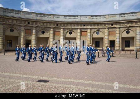 Stoccolma, Svezia, il cambio della guardia nel cortile del palazzo del Royal Palace Foto Stock