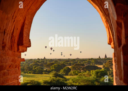 Bagan: vista dal tempio Taung Guni Paya, palloncini, , Mandalay Regione, Myanmar (Birmania) Foto Stock