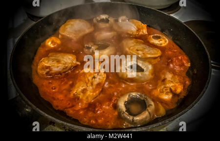 Filetto di maiale in salsa di pomodoro con funghi Foto Stock