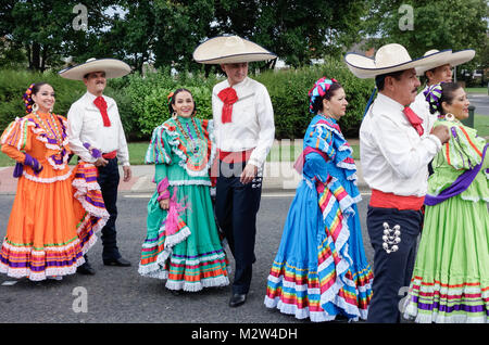 Ballerini messicani in costume tradizionale a Billingham folklore festival. Regno Unito Foto Stock