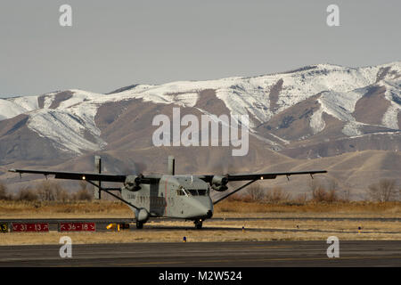 Una C-23 Sherpa del distacco 3, Azienda, 641 Reggimento aviazione fuori di Rapid City, South Dakota, ritorna al aeroporto di Provo, Utah, dopo aver completato una missione, 22 febbraio, 2012. I soldati della 197th truppe speciali Company (Airborne) e XIX Forze Speciali Gruppo (airborne), sia parte dell'Utah Esercito Nazionale Guardia, condotte e statico ad alta altitudine bassa apertura salta durante la missione di addestramento. (U.S. Air Force foto di Master Sgt. Ben Bloker) Utah Air National Guard Airborne la formazione da parte della Guardia Nazionale Foto Stock