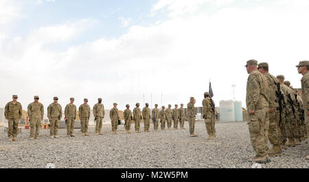 Noi soldati dell esercito dalla sede e Sede Società, 1° Battaglione, quinto reggimento di fanteria, 1° Stryker Brigade Combat Team, XXV divisione di fanteria, osservare come comandante di brigata Col. Todd legna presente il awardees, questi servicemembers ricevuto Fante combat badge o esercito conquista medaglie a livello FOB Shoja in Panjwa'i distretto, provincia di Kandahar, in Afghanistan il 2 marzo 2012. (Foto: SFC Walter Talens, 1/25 SBCT Affari pubblici) 120302-A-GT718-025 da 1 Stryker Brigade Combat Team lupi artico Foto Stock