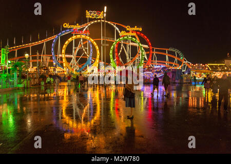 Oktoberfest, "Wiesn" da notte, luci sotto la pioggia Foto Stock