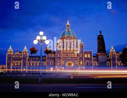 Ogni sera con più di 3500 lampadine è illuminato il palazzo del parlamento istituito nel 1898 in stile impero in Victoria, la capitale della provincia canadese di British Columbia il Vancouver Islanda Foto Stock