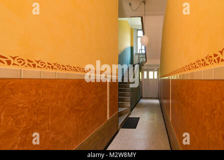 La Germania, la progettazione di un corridoio in un vecchio edificio di appartamenti Foto Stock