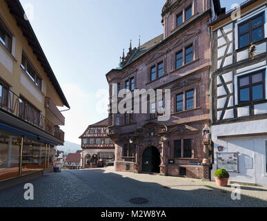 Germania, Baden-Württemberg, il vecchio municipio di Gernsbach nella Foresta Nera. Foto Stock