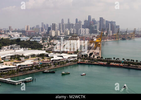 KEPPEL BAY, Singapore, 10 Dicembre 2017: Marina a Keppel Bay a Singapore. Vivo City Shopping Centre Foto Stock