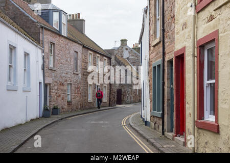 John Street, Cellardyke, Anstruther, Fife, Scozia - tipica strada costeggiata da case e villette Foto Stock