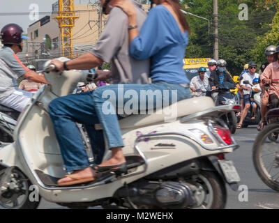 Persone sgombrare scooter, motociclette e ciclomotori a Saigon, Ho Chi Minh City, Vietnam. Foto Stock