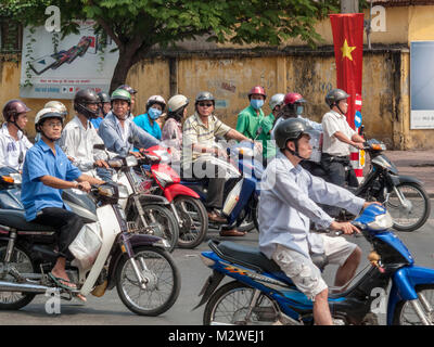 Persone sgombrare scooter, motociclette e ciclomotori a Saigon, Ho Chi Minh City, Vietnam. Foto Stock