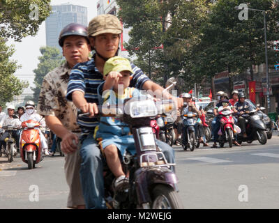 Persone sgombrare scooter, motociclette e ciclomotori a Saigon, Ho Chi Minh City, Vietnam. Foto Stock