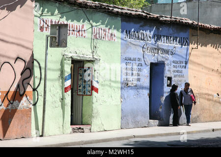 Oaxaca, Messico - 6 Marzo 2012: persone su un luminoso colorfull strade della città di Oaxaca, Messico Foto Stock