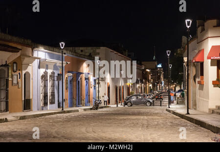 Oaxaca, Messico - 6 Marzo 2012: vista notturna di uno dei vuoti strade centrale di Oaxaca, Messico Foto Stock