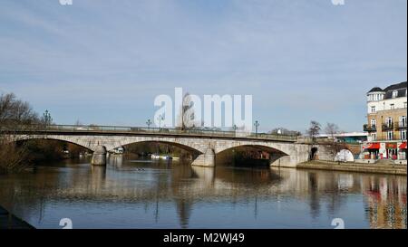 Stone Road ponte sopra il fiume Tamigi in Staines Surrey UK Foto Stock