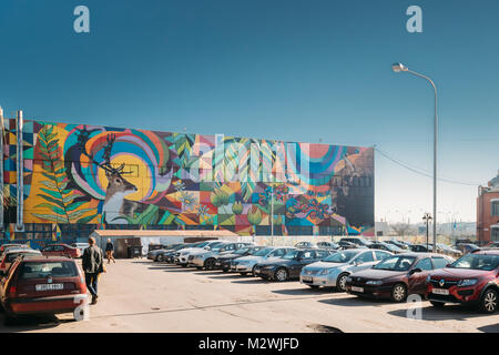 Minsk, Bielorussia. Graffiti murali o da Ramon Martins Street Art artista sulla costruzione di Minsk il trattore ruota impianto. Murale denominato caleidoscopio di Bielorussia. Foto Stock