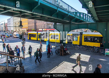 La stazione della metropolitana sopraelevata, stazione ferroviaria, metropolitana di Eberswalder Stra§e a Berlino Prenzlauer Berg, intersezione Schšnhauser Allee, Berlino, Germania Foto Stock