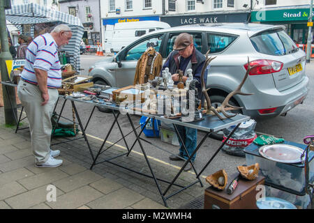 Pressione di stallo di mercato a Honiton High Street, Devon, Inghilterra, Regno Unito. Foto Stock
