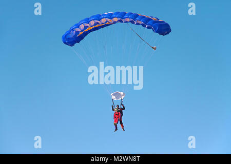 Parapendio in tandem, salto, aeroporto di Trier-Foehren, Foehren, Renania-Palatinato, Germania, Europa Foto Stock