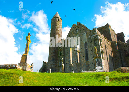 La Rocca di Cashel in Irlanda con la croce Foto Stock