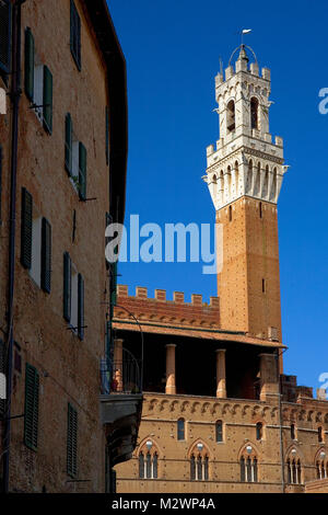 La parte posteriore del Palazzo Pubblico, con la Loggia dei nove e la Torre del Mangia, dalla Piazza del Mercato, Siena, Toscana, Italia Foto Stock