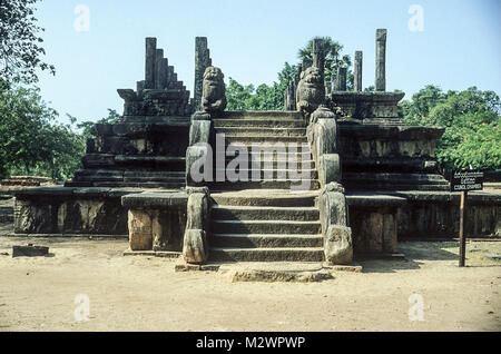 Le rovine della camera del consiglio di Re Nissankamamalla all'antica capitale di Polonnaruwa. Foto Stock