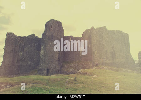 Carreg Cennen castle siede su una collina nei pressi del fiume Cennen, nel villaggio di Trapp, a quattro miglia a sud di Llandeilo in Carmarthenshire, Galles del Sud Foto Stock