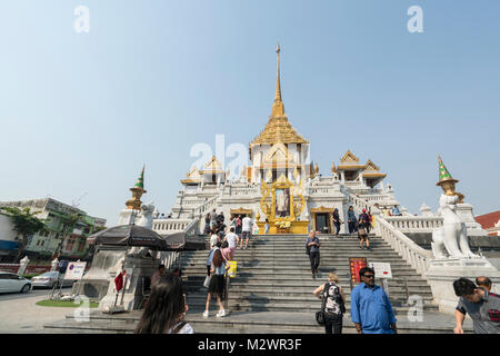 La vista esterna di Wat Traimit tempio a Bangkok, in Thailandia Foto Stock