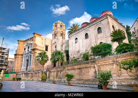 Chiesa di San Cataldo e la storica chiesa della Martorana su Piazza Bellini, Palermo. Sicilia. Foto Stock