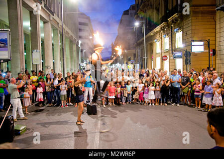 PALERMO,ITALIA-Sep 14, 2014:attore saldi su un monociclo tenendo le torce il Sep 24, 2014 a Palermo, Italia. Palermo è il quinto più popolato Foto Stock