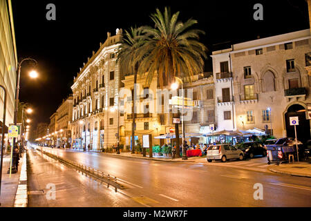PALERMO; ITALIA-SETTEMBRE 14; 2014: Via Vittorio Emanuele di notte il 14 settembre; 2014 a Palermo; Italia.Palermo è il quinto più popolata area i Foto Stock