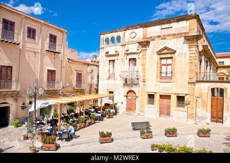 Cefalù, Sicilia - SEPTEMBRE 16,2014: mediterraneo vecchio steet il Sep 16, 2014 in Cefalù, città medievale della Sicilia, Italia. Si trova sulla parte settentrionale del co Foto Stock