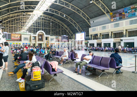 La sala d'attesa di Hualamphong Stazione ferroviaria a Bangkok Foto Stock