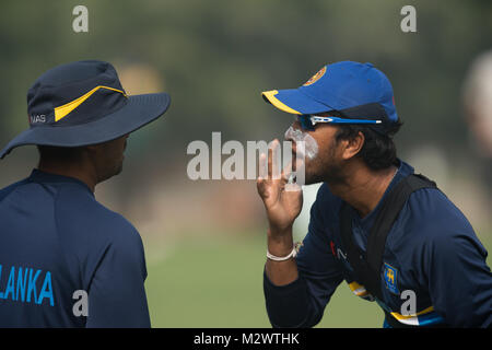 Dacca in Bangladesh. 07 feb 2018. Il governo dello Sri Lanka capitano Dinesh Chandimal (R), si applica la crema solare sul suo volto guardando attraverso fielding coach Manoj (L) occhiali da sole durante una sessione di formazione in vista del secondo test cricket match contro il Bangladesh a Dhaka. Credito: Sameera Peiris/Pacific Press/Alamy Live News Foto Stock