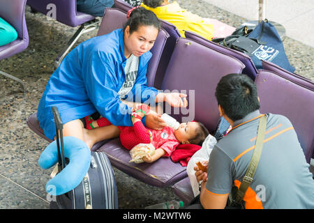 La sala d'attesa di Hualamphong Stazione ferroviaria a Bangkok Foto Stock