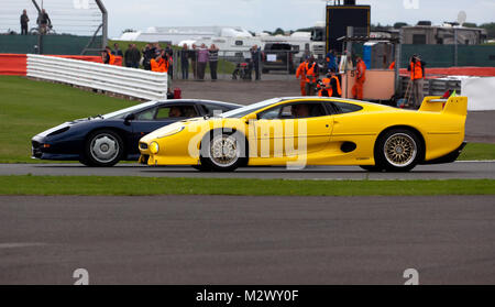 Vista laterale di due Jaguar XJ220's prendendo parte al anniversario sfilate intorno allo storico circuito automobilistico, durante il 2017 Silverstone Classic Foto Stock