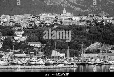 La Corsica, Francia. In bianco e nero il paesaggio costiero foto di Porto-Vecchio città Foto Stock