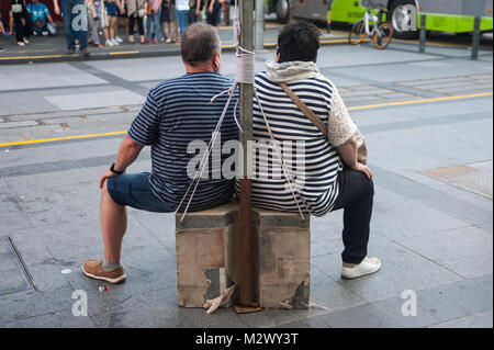 21.01.2018, Singapore, Repubblica di Singapore, in Asia - Due turisti sono visti prendendo una pausa dalla loro gita turistica a Chinatown. Foto Stock