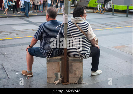 21.01.2018, Singapore, Repubblica di Singapore, in Asia - Due turisti sono visti prendendo una pausa dalla loro gita turistica a Chinatown. Foto Stock