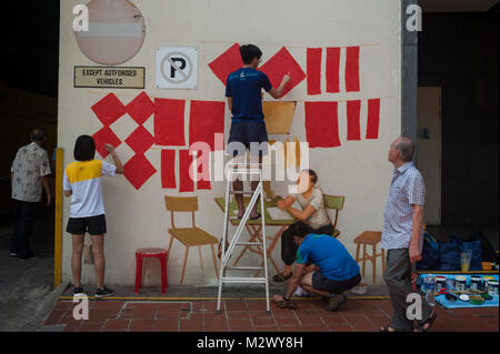 03.02.2018, Singapore, Repubblica di Singapore, in Asia - un gruppo di giovani artisti si vede una pittura murale a parete a Singapore il quartiere Chinatown. Foto Stock