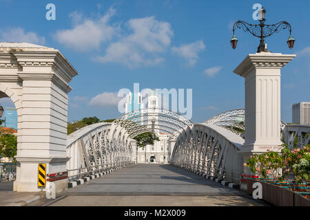 Singapore Asia Febbraio 8, 2018 Anderson Bridge, oltre il Fiume Singapore e il Victoria Theatre. Foto Stock