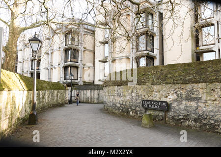 La fermezza della pietra di agnello e di gate passaggio pedonale a fianco di St John's College, chiamato dopo il pub su St Giles Street presso l'Università di Foto Stock