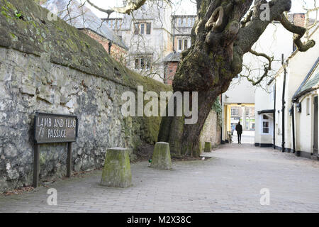 La fermezza della pietra di agnello e di gate passaggio pedonale a fianco di St John's College, chiamato dopo il pub su St Giles Street presso l'Università di Foto Stock