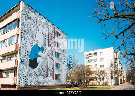 Minsk, Bielorussia. Graffiti murali o da Millo Street Art artista sulla costruzione. Immagine del surreale in bianco e nero Boy. Immagine denominata ovunque vado. Foto Stock