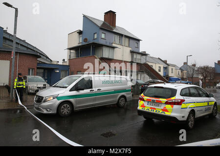 Un corpo viene rimosso dalla scena in Buirg Ri a piedi, Balgaddy, Co Dublin dopo 52 anni di vecchio uomo era stato ucciso in un accoltellato. Picture Data: giovedì 8 febbraio, 2018. L'uomo di mezza età ha subito un certo numero di ferite stab e morì dopo un breve periodo di tempo presso la scena. Un 19-anno-vecchio uomo è stato arrestato poco dopo la mezzanotte. Vedere PA storia polizia accoltellato l'Irlanda. Foto di credito dovrebbe leggere: Brian Lawless/PA FILO Foto Stock