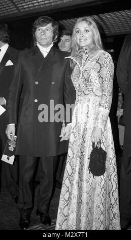 L'attrice Sharon Tate, indossando un abito snakeskin al Paramount Cinema, Lower Regent Street, Londra, per il gala premiere di 'Rosmarino il bambino". Lei è al fianco di suo marito, Roman Polanski. Foto Stock