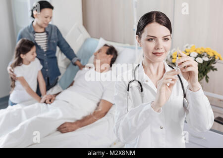 Bella lavoratore medico ottenere pronto per l'iniezione Foto Stock